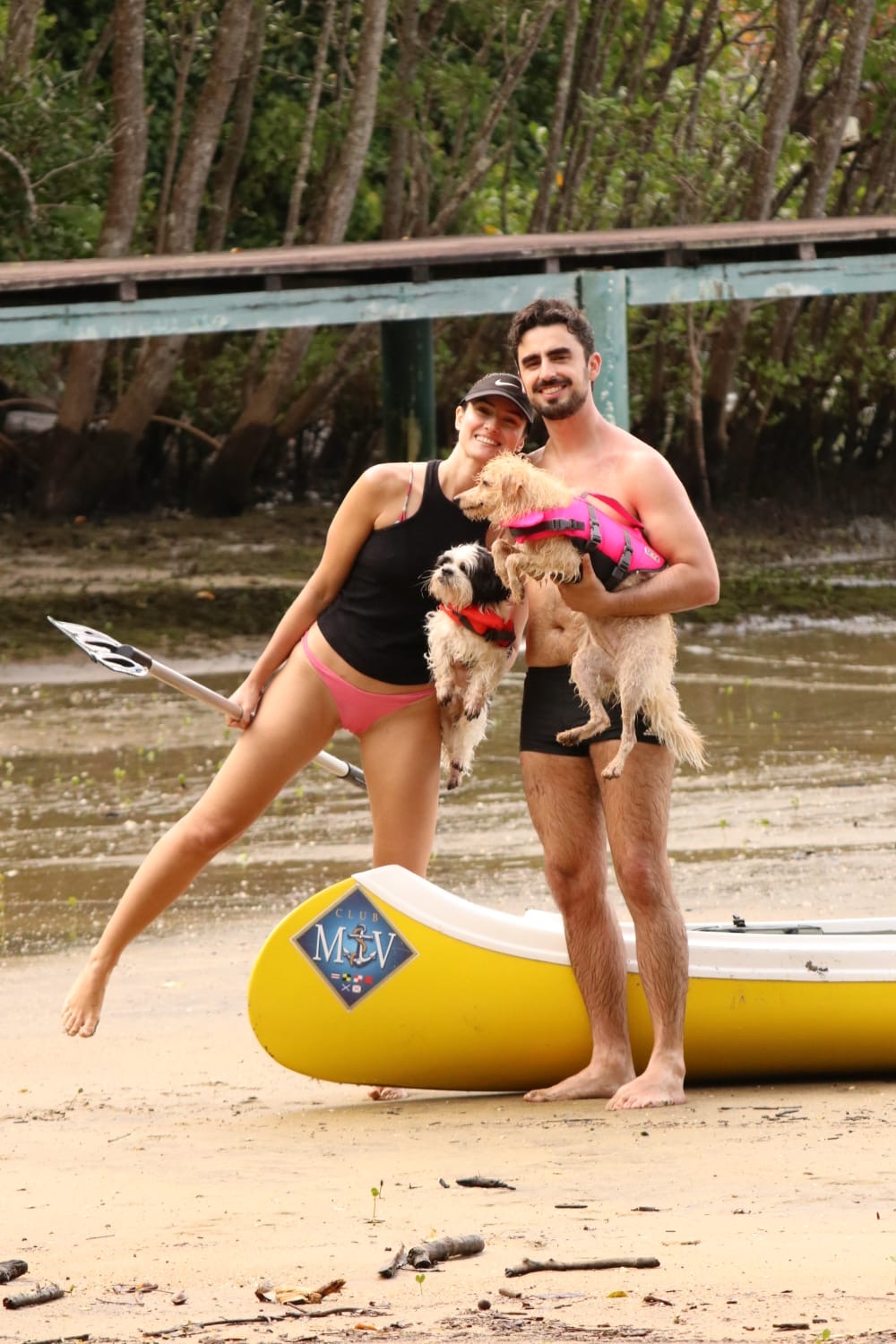 Beatriz e Filipe com os cachorros